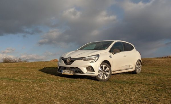 Регистрациите при Renault са с близо 300 автомобила повече, отколкото преди година, но с над 500 по-малко спрямо 2019. 

Най-продавани модели:
Renault Clio - 458
Renault Master - 322
Renault Captur - 182
Renault Megan - 137
Renault Traffic - 39