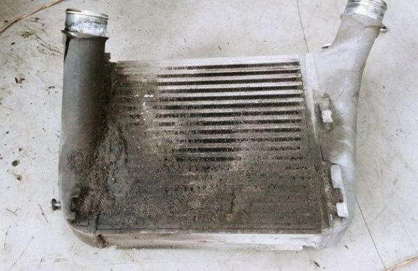 Това е първото място, на което трябва да се погледне, тъй като от този детайли зависи охлаждането на турбото. При много автомобили радиаторът е разположен ниско долу в близост до колелата, а това означава, че събира много кал и прах. Те се натрупват, а когато се задържат повече време, се превръщат в един вид пашкул, който пречи на нормалното функциониране на системата. Затова, ако не искате турбината да излезе от строя, редовно почиствайте интеркулера, особено от вътрешната му страна, където се замърсява най-много.