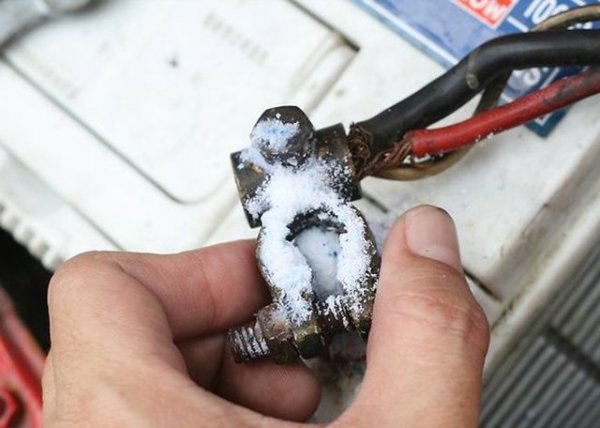 По същия начин трябва да се почистват и клемите на двигателя. В противен клучай върху тях са образува бял нагар, който пречи на добрия им контакт. Ако това стане, електронните системи на автомобила може да започнат да прекъсват и дори да излезат от строя. Ще има и проблем със стартирането на двигателя.