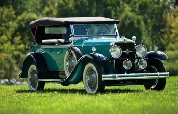 LaSalle е дъщерна марка на Cadillac, създадена през 1927 с идеята да предлага луксозни, но все пак малко по-достъпни като цена автомобили от кадилаците. Phaeton, един от дебютните й модели, е забележителен най-вече като един от първите продукти, с които гениалният Харли Ърл прави революция в автомобилния дизайн и на практика създава професията на автомобилния дизайнер. 
Марката произвежда моделите си в малки серии, а през 1940 е ликвидирана, така че днес LaSalle са много редки и търсени от колекционерите. Цените за Phaeton вървят от около 40,000 до 120,000 евро, в зависимост от версията и състоянието. 
