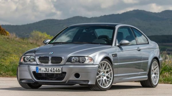 Появило се през 2003 година, BMW M3 CSL от поколението Е46 все още се води youngtimer, но на практика отдавна си е колекционерска класика, с цени между 110,000 и 150,000 евро за нормално запазени екземпляри и над 200,000 евро - за "капсули на времето". Това надали е изненада, защото BMW произведе едва 1383 бройки от тази олекотена версия на М3 с покрив от въглероден композит, 360 конски сили при 7900 оборота в минута и тегло от едва 1385 кг - колкото половин съвременно М5 Touring. 

