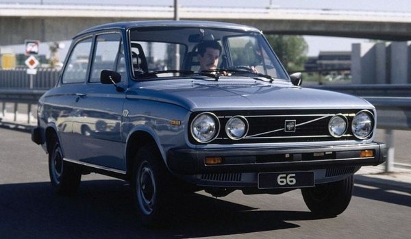 С дизайн на гениалния Джовани Микелоти (вижте линка под статията), Volvo 66 е всъщност базирано на нидерландската DAF 66. Това е автомобил със задно предаване, 1.3-литров бензинов мотор с 57 коня мощност, и много напредничава за времето си автоматична трансмисия Variomatic. 57 коня звучи твърде скромно по днешните стандарти, но тази кола тежи едва 835 килограма. Регистрираната у нас бройка е от 1975. 
