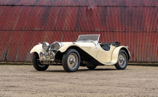 SS Cars e британски производител на автомобили и мотоциклети, който пред 1945 сменя името си на Jaguar. SS100 е най-реномираният му модел от 30-те години - елегантен спортен автомобил, произведен в едва 198 бройки с 2.5-литровия двигател и още 116 с 3.5-литровия. Днес добре запазен eкземпляр спокойно би надхвърлил 400,000 евро. Регистрираната в България бройка не е оригинал, а една от популярните реплики, произвеждани през 70-те и 80-те години от четири различни компании на Острова. Може и да не е толкова ценна, но е също такава радост за окото. 
