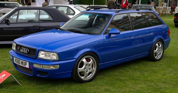 Пионерът сред RS моделите на Audi се ражда като тунингована версия на обикновеното Audi 80, разработена в партньорство с Porsche. Задвижвано от най-мощната дотогава версия на 5-цилиндровия мотор на Audi (315 конски сили), тази кола се прави в лимитирана серия - eдва 2891 бройки. RS 2 бързо си спечелва култов статут - особено след като тестовете на Autocar показват, че от 0 до 50 км/ч е по-бърза дори от McLaren F1. Моделът вече официално навърши възраст за олдтаймер. Цените днес вървят между 50,000 и 100,000 евро. 
