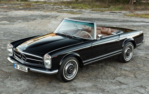 280 SL e последната и най-мощна версия на легендарната "Пагода" (W 113) - спортен модел, с който Mercedes замени 300 SL в началото на 60-те години. С дизайн на Фридрих Гайгер и Пол Брак, и с инженерна част, носеща подписите на самия Бела Барени, това и до днес се смята за един от най-добрите "мерцедеси" в историята. 280 SL развива 170 конски сили, а сред прочутите собственици са Хуан Мануел Фанджо, Тони Къртис, Чарлтън Хестън, Джон Траволта, София Лорен, Присила Пресли (подарък от Елвис), Джон Ленън, Уолт Дисни, Кейт Мос. 
