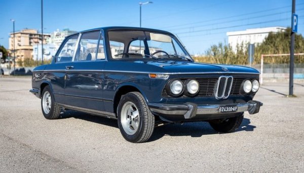 BMW, разминала се на косъм от фалита през 50-те заради баснословно скъпата разработка на 507, после успява да си стъпи на краката благодарение на успеха на компактното BMW 700, и в началото на 60-те е готово още веднъж да инвестира в амбициозен нов проект: Neue Klasse, новата класа. Този път усилията са насочени в правилната посока и новите BMW 1500, 1600 и така нататък се превръщат в пазарна сензация. Окуражени от това, през 1966 баварците лансират така наречената "Серия 02" - скъсени, по-спортни версии на седаните от Neue Klasse. BMW 1602 e типичен пример - произвеждано от 1966 до 1975, това купе с 1.6-литров мотор и 85 коня става нарицателно за спортно пътно поведение, и служи като отправна точка за бъдещата Трета серия. Eлегантният дизайн по традиция се приписва на двама собствени стилисти на BMW, но всъщност ясно си личи почеркът на наетия италиански консултант Джовани Микелоти. 
