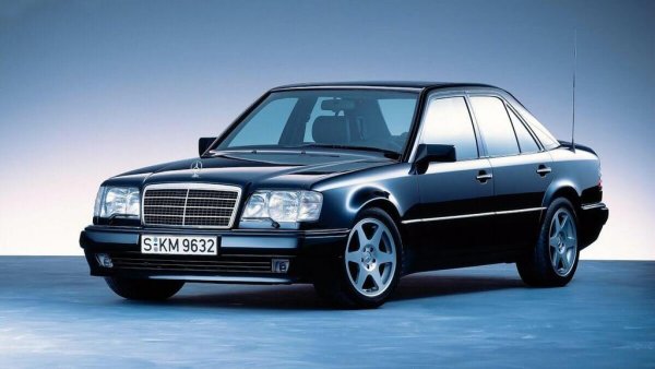 В края на 80-те Mercedes иска да отговори на много успешното BMW M5. AMG все още не е част от компанията, затова Mercedes се обръща за помощ към... Porsche. На инженерите в Цуфенхаузен е възложено да проектират нова върхова версия на тогавашната Е-класа (W124), като използват петлитровия V8 от SL, и да подобрят аеродинамиката. Последното обаче довежда и до необичаен гаф. Новата кола, с означение 500Е, се оказва толкова раздута в калниците, че не може да мине по поточната линия на Mercedes в Зинделфинген. Стига се до най-странното производство в историята: компонентите се произвеждат от Mercedes, после се карат за сглобяване в Цуфенхаузен. После се връщат с камиони обратно в Зинделфинген за боядисване. След изсъхване се връщат при Porsche за монтиране на двигателите. И накрая - отново в Зинделфинген за финална инспекция и дистрибуция към дилърите. Благодарение на тази схема производството на един автомобил отнема не няколко часа, като при обикновената W124, а цели 18 дни. Произведени са едва около 10,000 бройки, всяка с 5-литровата версия на легендарния M119 V8, с 326 конски сили.
