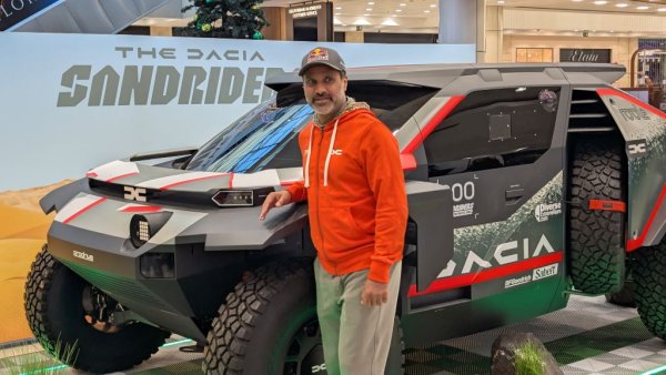 - Разбира се. По етапни победи се изравних вече с Ари Ватанен. Скоро би трябвало да го изпреваря, още в следващия Дакар. Целта ни е да бием също рекорда на Стефан Петерханзел за победи в Дакар. Имам вече пет титли, Стефан има седем - не броим тази с мотоциклета. Ще направим всичко възможно да победим този рекорд. Но това не е най-важната ни цел, разбира се. Целта е да даваме винаги максимума. 
