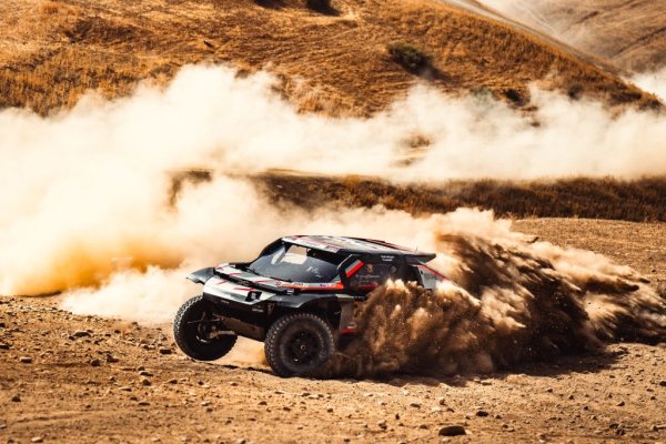 - Това е истина. По време на Дакар аз губя обикновено 7-8 килограма тегло. В обичаен състезателен ден прекарваме около 10 часа в колата, между етапа и бивака, и това изисква много енергия. Затова сме много добре организирани за хапването и напитките вътре в кабината, просто за да оцелеем и да стигнем в бивака. Където човек вече може да се нахрани нормално. 
