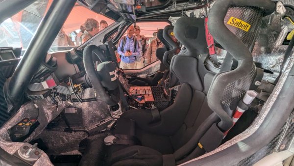 - Обичам да съм в моторния спорт отвътре. Да се поддържа тази страст не е лесно, разбира се. Но Дакар си е Дакар. Хубаво е да мислиш за победи там. Освен това миналата година създадох нов отбор - мой отбор, чиято цел е да помогне на младите, които искат да бъдат състезатели. Когато мога, отскачам до Nasser Racing Team, за да ударя по едно рамо за организацията, после се връщам да карам...
 
НА СНИМКАТА: Така изглежда отвътре действителната състезателна машина Dacia Sandrider, снимана от нас на Дакар през януари
