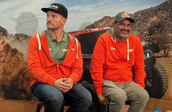 - На последната точка, да. 
   
НА СНИМКАТА: Насър (вдясно) и навигаторът Фабиен Люркен разговарят с български журналисти в София
