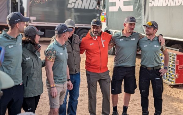 - Това не е леко чувство, наистина, защото понякога трябва да си прецизен и внимателен, да спреш или да забавиш в определена точка. И при нас, и във формула 1, когато има жълт флаг. Какво се случи при нас? Изпуснахме световната титла миналия месец. Трябваше да спрем на знака стоп в края на етапа. Но не го видяхме ясно, защото беше последният етап, бяхме развълнувани...
  
   
НА СНИМКАТА: Насър със Себастиян Льоб и останалите от екипа в навечерието на Дакар 2025
