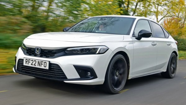 Honda Civic е любим семеен  хечбек основно заради брилянтното му бензиново/електрическо задвижване, така че не е изненада първото му място. Под предния капак се намира 2,0-литров бензинов двигател, който работи заедно с чифт електрически мотори и 1,06kWh батерия. 

Това не само означава, че има много яки 181 к.с., но и в града  прекарва по-голямата част от времето си в изцяло електрически режим. Когато Civic се изправи срещу Toyota Corolla и Opel Astra, той показа разход от около 4,7 л/100 км, което го прави едновременно най-икономичният и най-бързият автомобил от триото. 

Отвътре най-новият Civic съчетава висококачествени материали и много по-елегантна информационно-развлекателна система от своя предшественик. Стилът на каросерията, просторната кабина и 401-литровият багажник също предлагат много място за четирима души и техния багаж.
