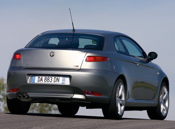 Как би могъл да бъде наречена купе-версията на Alfa Romeo 156? Разглеждайки историята на марката, едно от най-вълнуващите имена би могло да бъде 156 Sprint или просто Alfa Romeo Sprint. Такива слухове се носеха преди появата на автомобила през 2003 г., но се оказаха неверни.