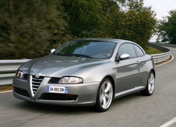 Моделът, който беше проектиран от студиото Bertone, накрая беше представен като Alfa Romeo GT. Това име не е чуждо на марката, но то е добре познато от други брандове. Със сигурност Sprint би звучало по-добре.