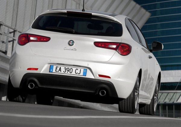 Представянето на новия компактен модел на Alfa Romeo беше съвсем близо и първите изображения на автомобила дори бяха стигнали до медиите, като на тях ясно се виждаше името Milan в задната част. В последния момент обаче компанията промени решението си.