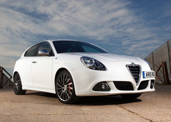 Причината е, че седалището на Alfa Romeo е в Торино, а автомобилът се произвежда в Квасино, така че той няма нищо общо с Милано. Затова и компанията в крайна сметка възроди класическо и признато име като Giulietta, което в миналото е използвано от два модела. А препратката към Милано попадна в MiTo, което означава Милано - Торино.