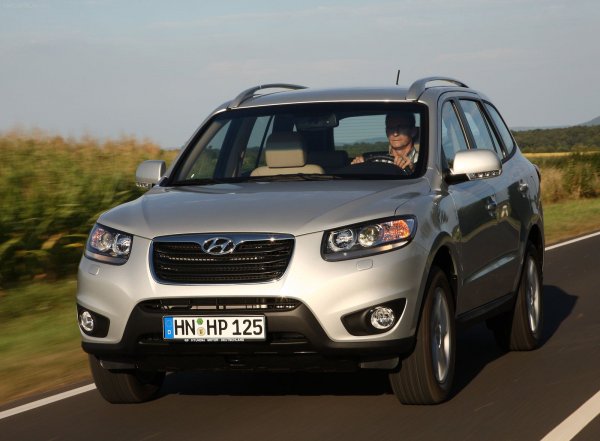 През 2010 г. Hyundai направи малка революция, като промени имената на европейската си гама модели. Така наследниците на Atos, Accent и Sonica бяха преименувани на i10, i20 и i40, докато SUV-автомобилите и минивановете станаха ix20, ix35 и т.н. Такъв беше случаят и с кросоувъра Santa Fe, който в новото си поколение трябваше да се нарича ix45.