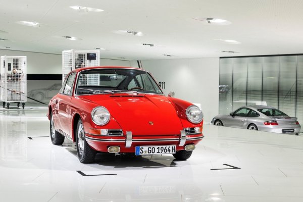 Тази история е добре позната, но ще я припомним. През 1963 г. Porsche представя наследника на модела си 356, който носи името 901. В край на 1964 г., когато стартира производството на серийния автомобил, от Peugeot припомнят на германците, че имат патент върху всички търговски обозначение за автомобили с нула в средата.