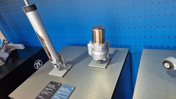 Автоматичен нивелир за окачването, което може да регулира чрез промяна в налягането на маслото в амортисьорите. Това автоматично компенсира увеличаването на натоварването заради повече пътници и багаж, като също така запазва правилната позиция на фаровете.