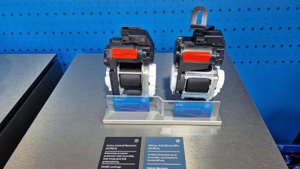 Този обтегач на предпазния колан е в състояние да затегне пътниците към седалките при неизбежност от аварийно спиране, като избягва наранявания при внезапно намаляване на скоростта. Активирането му е придружено от светлинни и звукови сигнали.