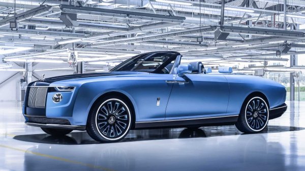 Rolls-Royce се завръща в играта с Boat Tail, който представлява наследник на зашеметяващия Sweptail от 2017 година. Колата има има уникален двуцветен екстериор от скъпи и персонализирани материали, хладилник за шампанско и какво ли още не. Официално, това не е най-скъпият нов автомобил, тъй като производителят не е обявил цената му.  Според слуховете обаче Boat Tail струва колосалните 28 млн. долара.