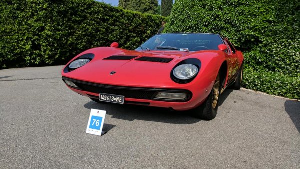 При дебюта си в Женева Miura е представена като най-бързата серийна кола в света &ndash; безскрупулна измама, защото на инженерите не им е останало време да проверят дали моторът ще пасне на новия дизайн на Марчело Гандини, и затова на автосалона вместо двигател под заключения капак има чакъл. 
В готовата кола се монтира 3.9-литров V12 с 350 коня, способен да развива 280 км/ч. 
