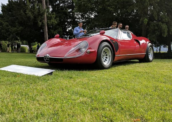 Тази &bdquo;улична&ldquo; версия на състезателната Tipo 33, дело на митичния дизайнер Франко Скалионе, днес е смятана от мнозина за най-красивата кола в историята. Задвижва се от двулитров V8 с 250 конски сили максимална мощност. Ускорението от 0 до 100 км/ч отнема смайващите за онази епоха 5.8 секунди &ndash; обяснимо, защото колата тежи едва 700 килограма. Произведени са само 18 бройки, днес цената им започва от около 10 милиона евро. 
