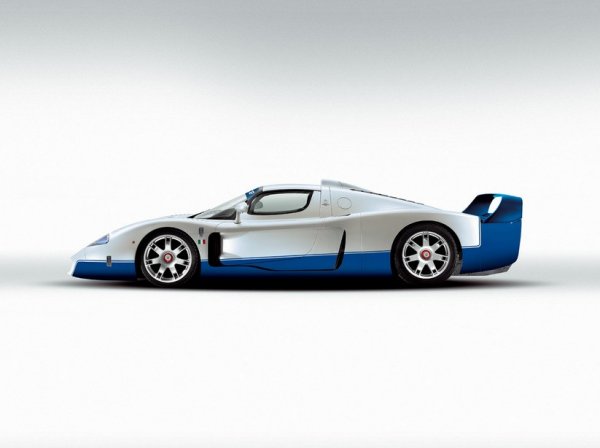 Още един подарък от регламента на FIA, който задължава Maserati да създаде продажбена версия на състезателния си автомобил за сериите GT1. Резултатът е MC 12 &ndash; много близък роднина на Ferrari Enzo, задвижван от 6-литров V12 с 630 конски сили, 652 нютонметра максимален въртящ момент и 330 км/ч максимална скорост. 
