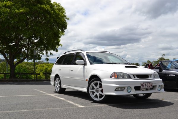 Какво се случва ако съчетаете двигателя и ходовата част от бегачка като Celica GT4 с купето на сдържана Toyota Avensis комби? Получава се неочаквано добрата комбинация от 260 к.с., 4x4 и място за кучето, наречена Toyota Caldina GT-T. За жалост този модел е запазен само за домашния пазар на Япония, като Toyota се оправдават, че би бил прекалено агресивен на външен вид за купувачите на бързи комбита. Това може да е било вярно в началото на века, но днес на фона на най-новото Audi RS4, Caldina изглежда дори сдържано.