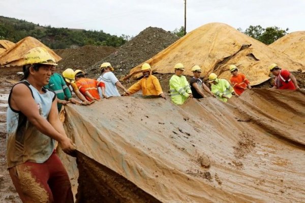 Впрочем ролята на никела продължава да расте. Доскоро литиево-йонните батерии съдържаха приблизително еднакви количества никел, кобалт и манган. Но в последните години много производители започнаха да увеличават никела, докато достигне до 80-85% от състава на катода. Това намалява употребата на по-скъпия кобалт, и в същото време увеличава енергийната плътност. За съжаление, според много експерти, повишава и риска от самозапалване. 
Увеличава и нуждата от никел, затова неотдавна самият Мъск се обърна публично към компаниите от минния сектор: "Добивайте повече никел!", каза той. "Където и да не намирате, добивайте повече никел, правете го по ефективен и опазващ природата начин. Tesla ще ви предложи гигантски дългосрочен договор, стига добивът ви е ефективен и да опазва природата". Според Мъск никелът е "новото злато". 
На снимката: добив на никел във Филипините
