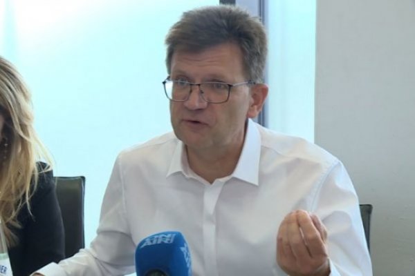 Напоследък все повече електромобили се рекламират със способността си да се зареждат при 100, 150, дори 250 киловата - което съкращава времето за зареждане до десетки минути, вместо часове. Но тази технология не е замислена за ежедневно ползване, обясни преди време Клаус Фрьолих, тогавашният шеф по развойната дейност на BMW, в разговор с Automedia.bg (на снимката).
"Заради вътрешното съпротивление на клетките зареждането не може да бъде твърде бързо. Зареждането за минути, за което четем често в пресата, е фантазия... Напълно възможно е, но то убива батериите, състарява ги преждевременно. А понеже батерията е най-скъпата част, това би означавало след 3-4 години да изхвърлите цялата кола", обясни Фрьолих. Според него пикът, след който клетките започват да се зареждат по-слабо, идва още на втората година, ако се използват интензивно бързи зарядни станции. Целта на сега изграждащите се в Европа подобни колонки е да осигурят опции за спешни случаи, а не за ежедневна употреба.
