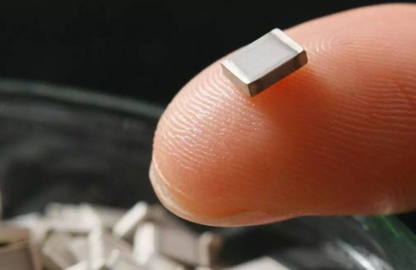 Теглото и обемът са още два показателя, в които литиево-йонната технология не е напреднала особено в последните десетилетия. Стремежът към по-голям пробег с едно зареждане означава по-големи батерии - но те са и по-тежки, а теглото им влошава енергийната ефективност. Батерията при актуалната Tesla Model S Plaid тежи почти 650 килограма. 
Обемът също е проблем. Едно от неизпълнените засега обещания на електрическата мобилност бе за радикална промяна в интериора на автомобилите: отпадането на сложния двигател с вътрешно горене и опростяването на конструкцията би трябвало да осигурят много повече и по-гъвкаво вътрешно пространство. Заради огромните, макар и плоски батерии това все още не се е случило. 
На снимката: микробатерия с твърд електролит, разработена от TDK
