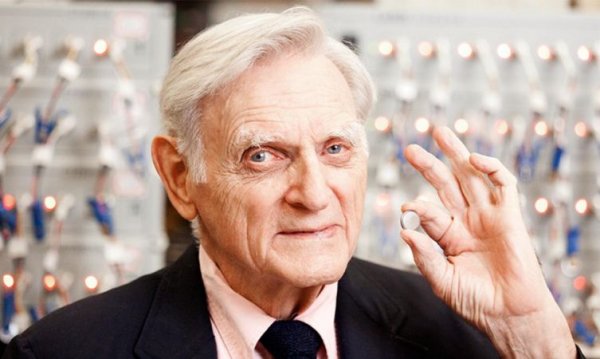 Експериментира се с множество алтернативни технологии, но единствената, която засега изглежда близо до масово производство, е тази на т. нар. solid state, или батерии с твърд електролит (въпреки възраженията на някои специалисти, че терминът "електролит" предполага разтвор). 
Сред хората, работещи върху създаването на такава батерия, е и самият проф. Джон Гудинъф, който през 2019 подели Нобеловата награда за химия с Майкъл Стенли Уитингъм и Акира Йошино. Тримата са признати за бащите на литиево-йонната батерия. 
Но 98-годишният Гудинъф (на снимката) не е доволен от "детето" си. Той е част от екип в Университета на Тексас, който разработва нов тип батерия. При нея вместо течен електролит има твърд, направен основно от стъкло. Това позволява използването на анод от алкален метал (литий, натрий или калий), което повишава енергийната плътност и удължава много живота. "Цена, безопасност, енергийна плътност, скорост на зареждане и дължина на жизнения цикъл: това са ключовите точки, за да могат електромобилите да се наложат на пазара", казва проф. Гудинъф. "Вярваме, че нашето откритие решава повечето от тези проблеми".
