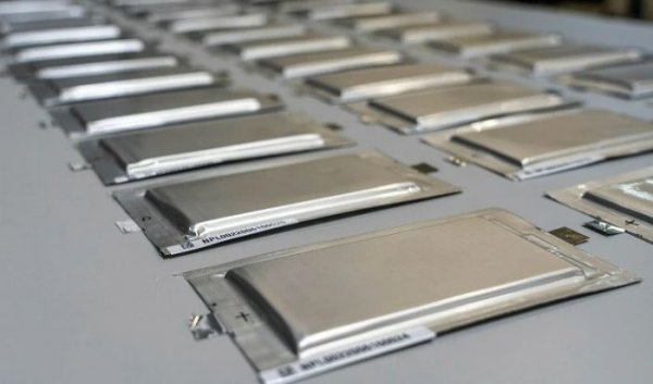 Дотук всичко звучи твърде хубаво, за да е истина. И действително все още не е. Батериите с твърд електролит до момента съществуват само като лабораторни прототипи с малък мащаб. Серийното им производство би трябвало да е доста по-евтино от това на литиево-йонните, заради по-малката нужда от скъпи суровини. Но засега няма такова серийно производство, така че създаването на една-единствена батерия може да струва и 100 000 долара. 
Най-големият проблем обаче e чупливостта. Твърдият електролит е по-чувствителен към механични сътресения, което е проблем при движещи се автомобили. Но освен това той е подложен на сериозни натоварвания от самото разширяване и свиване на литиевия анод - съответно при зареждане и разреждане. Това заплашва или да напука твърдия сепаратор, или да отдели анода от него. Компаниите разработват различни техники за преодоляване на този проблем, но до момента не е представено окончателно, работещо решение. От друга страна, както казва корейският венчър-капиталист Ким Донхван пред The Financial Times, "достигането до серийно производство е просто функция на обема на инвестираните средства". А в тази област инвестиции определено не липсват. 
