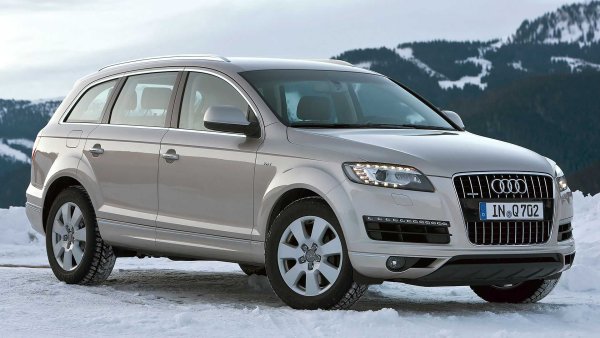 Audi навлезе в сегмента на SUV сравнително късно - едва през 2005 г., но го направи с луксозното Q7. Първото поколение на модела получи вътрешно-фирмено обозначение 4L и се задържа на конвейера 10 години. Дължината му беше 5080 мм, като беше изградено на платформата, използвана от първиге генерации на Porsche Cayenne и Volkswagen Touareg.
 
Луксозният всъдеход се произвеждаше във фабриката в Братислава (Словения), като най-впечатляващият вариант при дебютното поколение се появи през 2008 г. Под неговия капак беше поставен 6,0-литров V12 TDI с 500 к.с. и 1000 Нм.