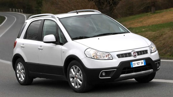 Гамата SUV на Fiat също е толкова скромна, колкото тази на Dacia - в Европа италианците предлагат само 500X. Fiat пусна Sedici през 2006 г. за Зимните олимпийски игри в Торино. Това обаче всъщност не беше самостоятелен модел, а просто Suzuki SX4 с различна емблема. Sedici се произвежда от Suzuki в завода на марката Унгария до 2014 г.

Дизайнът на двете превозни средства, дълги 4,11 метра, е дело на &bdquo;Fiat Centro Stile&ldquo;, който си сътрудничество с ателието Italdesign-Giugiaro. Там е разработен и първия Fiat Panda, чиято версия 4x4 някои дори да смятат за SUV. 