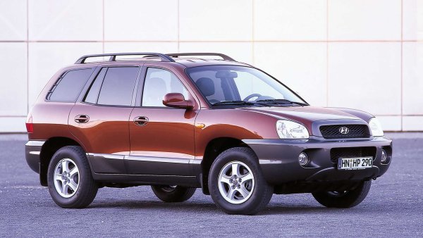 Трудно е за вярване, но Hyundai е един от първите масови производители, които навлязоха в SUV-сегмента. Първото поколение на Santa Fe със своите 4500 мм дължина беше пуснато на пазара през 2000 г. По това време обаче корейците не бяха толкова популярни, колкото сега. Едва с първия Tucson, който беше визуално подобен на Santa Fe, но е с по-малки размери, марката направи своя скок в качеството в света на SUV-овете. И днес компанията има цяла гама от такива автомобила.