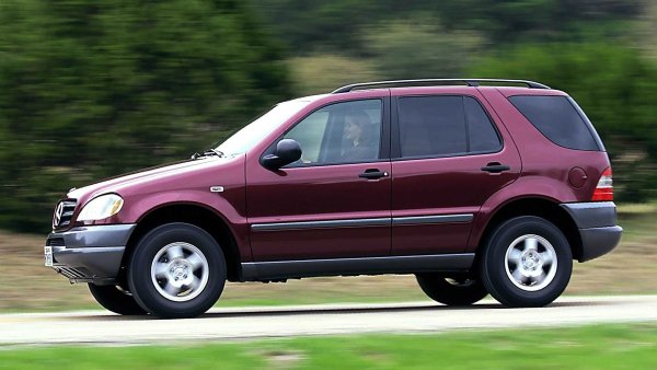 Компанията със звезда в емблемата усети рано-рано накъде ще поеме пазарът и още през 1996 г. на автосалона в Детрой представи концепция в стил SUV, която по-късно се превърна в модела ML. Серийният W 163 беше дълъг 4640 мм, като се произвеждаше на специален конвейер в завода в Тускалуса (САЩ).

Първоначалните проблеми с качеството не оказаха влияние върху популярността на автомобила, от който в първите две поколения бяха произведени близо 1,2 млн бройки. Между другото, моделът трябваше да се казва M-Class, но BMW вече бяха регистрирали името М и Mercedes избраха ML. А от 2015 г. този SUV се казва GLE, като заради размерите си се равнява със семейството E-Class. 