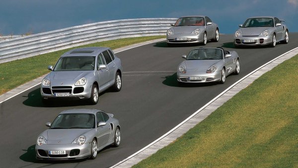 Може ли Porsche да създаде SUV? Този въпрос разбуни сериозно духовете в началото на века. Генералният директор на компанията по това време Венделин Видекинг с право призна, че подобен модел ще увеличе сериозно приходите на марката, като той е предназначен за всички онези клиенти, които искат Porsche с повече място и четири места.

Всъдеходът е създаден в тясна координация с Volkswagen, който използва проекта  &bdquo;Colorado&ldquo;  за своя Touareg, като Porsche поема водеща роля в разработването на техническата основа. Автомобилът с дължина 4780 мм получава два собствени V8, като до 2010 г. от модела са призведени 276 000 бройки. В момента на конвейера е третото поколение на Cayenne.