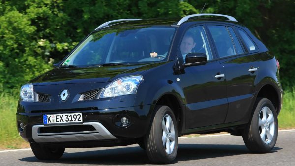 Някои твърдят, че 2000 Sc&eacute;nic RX4 е първият SUV на Renault, то това всъщност беше само еволюция на компактния миниван. Следователно би трябвало Koleos, който беше представен през 2007 г., да е първият SUV на марката. Неговата дължина е 4520 мм, като той споделя платформа с Nissan X-Trail. Това продължи и при второто поколение на Koleos, като всички версии на модела се произвеждат в Пусан (Южна Корея). 