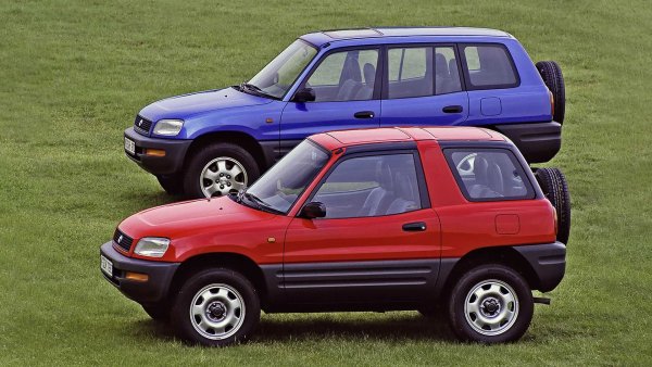Стигаме до пионера (поне според някои) на всички SUV-модели - Toyota RAV4. Първото поколение излиза в Япония и Европа през 1994 г., докато в САЩ то се появява едва през 1996 г. Всъщност първият сериен RAV4 е дълъг едва 3720 мм във версията с три врати и 4160 мм в тази с 5 врати, която излиза през 1995 г. А сега на пазара е петата генерация на автомобила, който е и най-продаваният в този сегмент. 