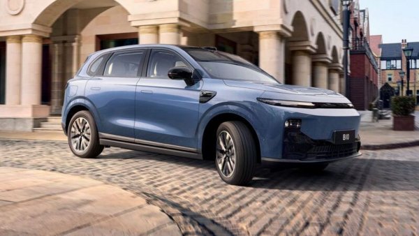 В10 е дълъг 4.52 метра, с междуосие 2.74 метра. Разполага с пет места и с 420-литров багажник с допълнително отделение под пода от още 95 литра. Мултимедията ползва почти 15-инчов сензорен екран с чип Snapdragon 8155. 
