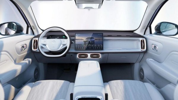 Базовата версия се задвижва от един електромотор на задната ос с максимална мощност от 177 конски сили, и 56-киловатчасова батерия, осигуряваща автономен пробег от 510 км. Това обаче е измерено по китайския тестов цикъл CLTC, който по правило дава по-оптимистични резултати от използвания в Европа WLTC. 
По-мощната версия на автомобила има 215 коня и 67-киловатчасова батерия с до 600 км пробег. И двете батерии са с литиевожелязофосфатна химия (LFP). 