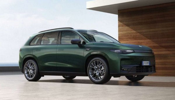 Флагманският модел на марката за Европа в момента - електрически кросоувър с дължина 4.74 метра, 2.83 м междуосие и 18 см пътен просвет. Обемът на багажника е 435 литра. 
С10 се предлага в България в две версии - като чист електромобил и като електрически модел с бензинов удължител на пробега (REEV). 
