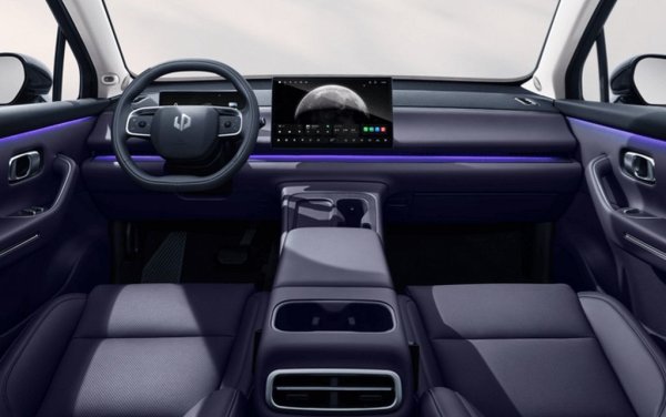 Чисто електрическият вариант се задвижва от синхронен електромотор с постоянни магнити и мощност 218 конски сили. Батерията е с използваем капацитет 69.9 киловатчаса, което според производителя стига за пробег от 425 км в смесен цикъл. Цената е 75,000 лева за стартовото ниво и 78,000 за по-високото. 
REEV вариантът е със същия електромотор, но с по-малка батерия - 28.4 кВтч (стига за 145 км само на ток). Към системата е добавен 1.5-литров бензинов мотор, който работи като генератор, зареждащ батерията при нужда. Цените са същите - 75,000 и 78,000 лева, според нивото на оборудване. 
