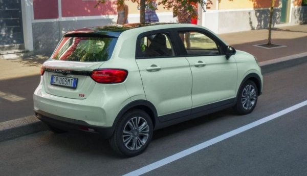 Вторият модел, който вече се предлага у нас, е малък градски автомобил с дължина 3.62 метра, с едва 2.4-метрово междуосие и багажник с обем 210 литра. И той е с чисто електрическо задвижване - комбинация от синхронен електромотор с 95 коня мощност, 37-киловатчасова батерия и 45 кВт максимална скорост на зареждане. Пробегът с един заряд е 265 км по WLTP тестов цикъл. Максималната скорост е 130 км/ч, ускорението от 0 до 100 км/ч отнема 12.7 секунди. 
