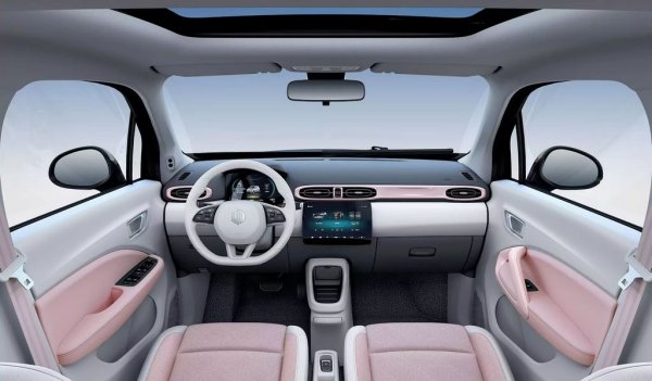 Т03 се предлага в България само с едно ниво на оборудване, което включва всички задължителни в ЕС системи за сигурност, адаптивен круиз контрол, еднозонов климатик, панорамен покрив, 2 USВ порта и задна камера със сензори за паркиране. Цената е 38 950 лева с ДДС. 
