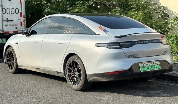 Малко над 5-метров седан, отново предлаган като чист електромобил или в комбинация с бензинов мотор като удължител на пробега. На пазара в Китай от 2022 насам. Тук базовата мощност е 272 коня, а върховата версия с два електромотора има задвижване на четирите колела и 540 конски сили. 
