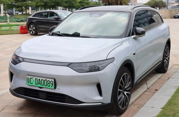 Средноразмерен кросоувър, не много по-различен от С10, на пазара още от 2021 година. Тук е по-стара генерация задвижване - с един или два електромотора и с опция за 1.2-литров бензинов агрегат като удължител на пробега. Няма да се предлага в Европа на този етап. 
